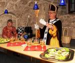 bischof_buko_vor_einem_tisch_mit_halberstaedter_spezialitaeten bischof_buko_vor_einem_tisch_mit_halberstaedter_spezialitaeten