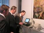 Geschäftsführer Christian Mechel, Oberbürgermeister Andreas Henke, Geschäftsführer Helge Dippe und Matthias Hentschel, ITBeauftragter bei  der Rühlig Bürosysteme GmbH vor einem Muster eines Büroarbeitsplatzes im Großraumbüro des Firmensitzes in Halberstadt.