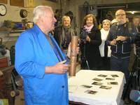  Kupferschmiedemeister Friedrich Kretschmer in seiner Werkstatt kurz vor der Öffnung der Dokumentenhülse, die vor mehr als 52 Jahren von seinem Vater Wilhelm Kretschmer versiegelt und in die Martinikugel eingebracht worden ist.