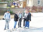  Marco Eicke, seine Frau Peggy, Oberbürgermeister Andreas Henke und Langensteins Bürgermeister Holger Werkmeister an der Baustelle in der Quedlinburger Straße in Langenstein