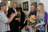 Landrat Dr. Michael Ermrich überreichte als Dankeschön Blumen an die Künstlerinnen und Künstler sowie an Alenka Winkler, die die Eröffnung musikalisch begleitete. ausstellungseroeffnung