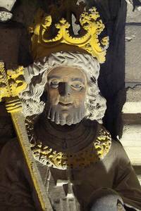 12_Karl der Grosse_Steinskulptur des Bistumsgruuml;nders an der Suedempore des Domes_ 15 Jahrhundert