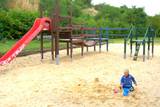 Hinter dem Sportplatz