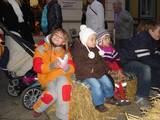 Märchenzuhörer - Ella, Pia und Marie kamen extra aus Berlin um die Weihnachtshöfe zu besuchen. - Foto: privat