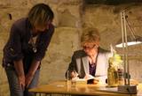 Buchlesung - Das Wagnis, Frau Kress signiert ein Buch für die Bibliothek
