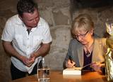 Buchlesung - Das Wagnis, Ein begeisterter Zuhörer lässt sich sein Buch signieren