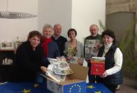 Jeannette Schroeder, Holger Werkmeister, Thomas Rimpler, Katja Kratzius, Werner Fricke und Ursula Kirste präsentieren das Langensteiner Paket samt Inhalt
