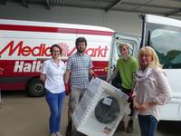 (von links) Anja Bors vom Mediamarkt, Tiergartenleiter David Neubert, Tierpfleger Florian Hartmann und Daniela Groß beim Aufladen der Waschmaschinen-Spende in den Transporter des Tiergartens.