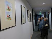 Besucher der Ausstellung &#34;Humor in der Selbsthilfe&#34;, die am 22. Mai im Rathaus Halberstadt eröffnet wurde.