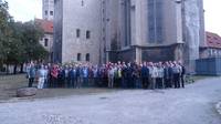 Gruppenfoto vor dem Naumburger Dom mit den 69 Teilnehmern der Feuerwehraltersabteilungen Wolfsburg und Halberstadt
