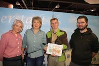 Katrin Bienek (2. v.l.) übergibt die Spende in Höhe von 500 Euro für Joey an Florian Hartmann (MA Tiergarten 3. v.l.) und Tiergartenleiter David Neubert (4. v.l.).