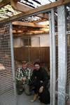 Tiergartenleiter David Neubert und Mitarbeiter Florian Hartmann (MA Tiergarten) stellen Hündin Ronja in einer der sanierten Zwinger vor
