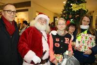 Strahlende Kinderaugen zur Bescherung am Wunschweihnachtsbaum