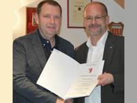 Stadtjustiziar Timo Günther (rechts) überreicht Mike Wegener die Ernennungsurkunde zum Ortsbürgermeister Sargstedts
