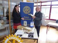 Rotarier übergeben Gründungsunterlagen ans Stadtarchiv