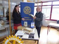 Rotarier übergeben Gründungsunterlagen ans Stadtarchiv
