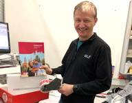 Media Markt Geschäftsführer Alexander Apitzsch packt selbst mit an und verschickt Informationen zu Halberstadt deutschlandweit