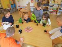 Regenbogen-Kinder ziehen „Pflänzchen er Hoffnung“
