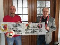 Altpräsident Olaf Herbst (rechts) und der aktuelle Vereinschef Erik Hartmann rufen gemeinsam dazu auf,  den VfB Germania Halberstadt mit einem Kartenkauf zum Benefizspiel zu unterstützen.