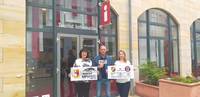 Der Präsident des VfB Germania Halberstadt übergibt stolz das Geisterspiel -Ticket an die Tourist Information Halberstadt