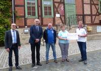 Huy-Burgen-Lauf-Verein übergibt 600-Euro-Scheck für Schachmuseum