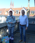 Oberbürgermeister Andreas Henke und Frau Anja Schuchmann bei der Übergabe der kleinen Präsente.