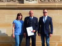 Kerstin Schmieder (Abteilungsleiterin Personal), Ingo Wetzel (Abteilungsleiter Feuerwehr) und Oberbürgermeister Andreas Henke (v. l. n. r.)