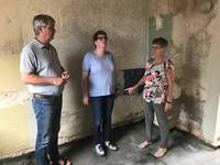(von links) Hochbauamtsleiter Jörg Wolansky, Friedhofsleiterin Hannelore Lorenz und Stala-Chefin Ulrike Lemme besprechen die anstehenden Arbeiten zu Errichtung eines barrierefrei zu erreichenden Büros in diesem ungenutzten Lagerraum.