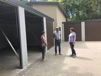 (von links) Ulrike Lemme, Betriebsleiterin des Stala, Hochbauamtsleiter Jörg Wolansky und Hannelore Lorenz, Leiterin des städtischen Friedhofes, vor dem neuen Garagenkomplex auf dem Friedhofsgelände