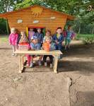 Die Waldblick Kinder in ihrem neuen Spielhäuschen.