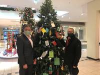 84 Herzenswünsche können vom Wunschweihnachtsbaum in den Rat-hauspassagen gepflückt werden