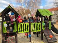 Neues Spielgerät - Große Freude bei den Kindern vom „Waldblick II“