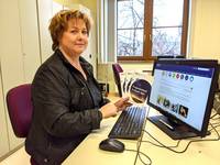 Cornelia Woiczinsky zeigt das neue Programmheft