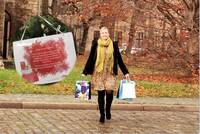 Nancy Schönknecht, Stadtmarketingmanagerin, mit den letzten Geschenken auf dem Weg in das Centermanagement der Rathauspassagen.