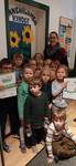 Die Kinder der Kita Holzbergwichtel mit der Urkunde „Haus der kleinen Forscher“.
