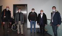 Leiter Impfzentrum Landkreis Harz Karsten Fischer, Landrat Thomas Balcerowski, Marcus Ahrens (RFH), Geschäftsführer HalberStadtwerke Dr. Reiner Gerloff und Oberbürgermeister Daniel Szarata (v.l.n.r.) beim Besuch des Halberstädter Impfzentrums