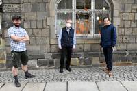 : v. l. n. r: David Neubert, Tiergartenleiter, Rüdiger Becker, Museumsdirektor des Heineanums und Oberbürgermeister Daniel Szarata vor dem Schaufenster mit den Wachtelküken