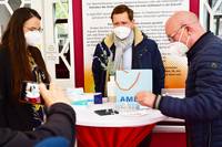 Die ersten gebrauchten Impfampullen Deutschlands sind nun zeithistorische Objekte v.l.n.r. Dr. Antje Gornig, Oberbürgermeister Daniel Szarata sowie der Ärztliche Direktor Prof. Dr. Klaus Begall.