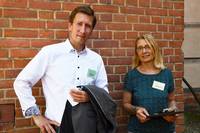 Oberbürgermeister Daniel Szarata mit der Preisträgerin Carola Neumann