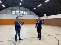 Dennis Schmid (li.), Präsident des Sportvereins Handball- und Turnverein 1861 e.V. (HT 1861) und Thomas Rimpler (re), stellvertretender Oberbürgermeister der Stadt Halberstadt freuen sich sehr über das gute Zusammenspiel zwischen Verein, Bürger und Stadt