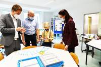 Oberbürgermeister Daniel Szarata informiert sich in der Goethe-Schule über die Auszeichnung als „MINT-freundliche Schule“