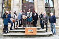 Verschluss der Zeitkapsel mit - v.l.n.r.: Dr. Sandra Salomo, Oberbürgermeister Daniel Szarata, Kathrin Wohlmann, , Dr. Volker Bür-ger, Werner Hartmann, Dr. Antje J. Gornig, Bianca Fürst, André Pohl, Jörg Essigke, Gerd Kahlberg