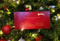 Die auffällig rote Halberstadt-Weihnachtskarte ist ab sofort in der Tourist Info erhältlich.