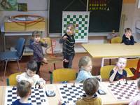 Kinder der Kita Sonnenschein beim Schachspielen