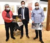 Oberbürgermeister Daniel Szarata (l.), Auschussvorsitzender Dieter Kühn (r.) freuen sich mit Ortsbürgermeister Holger Werkmeister (m.) über die Auszeichnung „Schönster Weihnachtsbaum der Ortsteile“