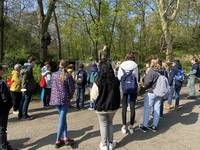 Konrad Krause informiert die über 30 Schüler*innen über die Aufgaben eines Zootierpflegers