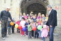 Kita-Kinder freuen sich über Spielhöhle  Wehrturm saniert