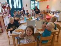 Spatzenkinder backen Pizza