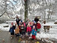 Kinder der Kita 'Waldblick' schmücken Weihnachtsbaum im Tiergarten