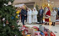 Strahlende Kinderaugen zur Bescherung am Wunschweihnachtsbaum